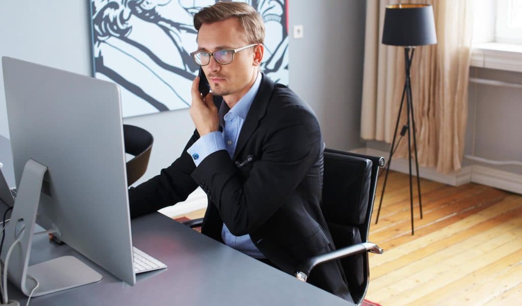 gestresster Mann im Büro telefoniert