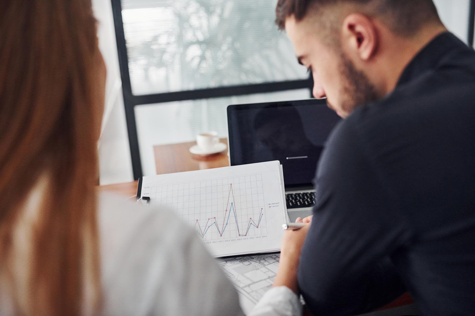 Person vor einer Wachstumsgrafik, symbolisch für systematische B2B-Kundengewinnung
