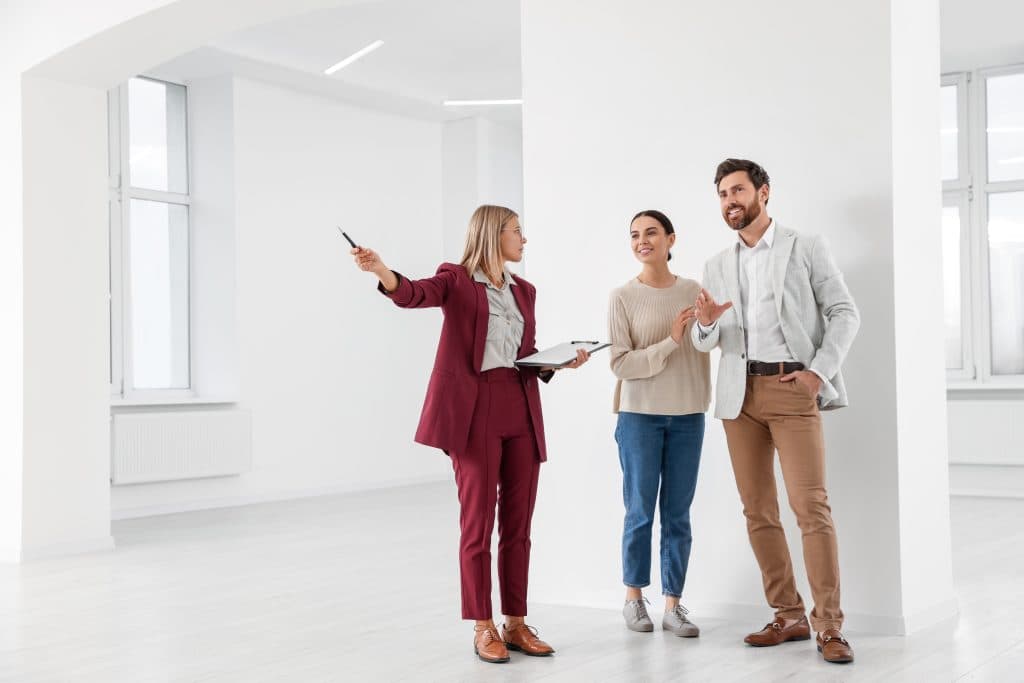 Immobilienmaklerin mit Kunden