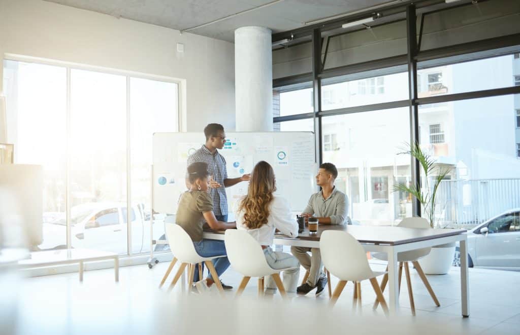 Besprechung zur Planung einer Cybersecurity-Akquisekampagne im Büro