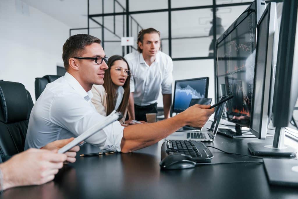 Security-Spezialisten analysieren Sicherheitsdaten an mehreren Bildschirmen
