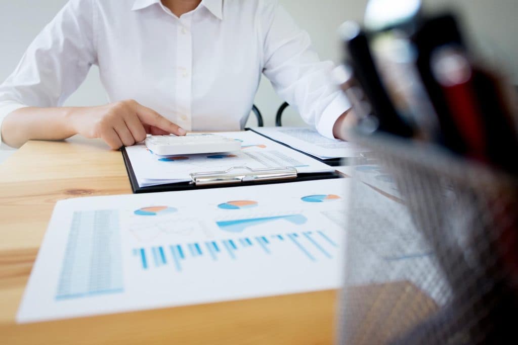 Reporting, Mann sitzt vor Statistiken
