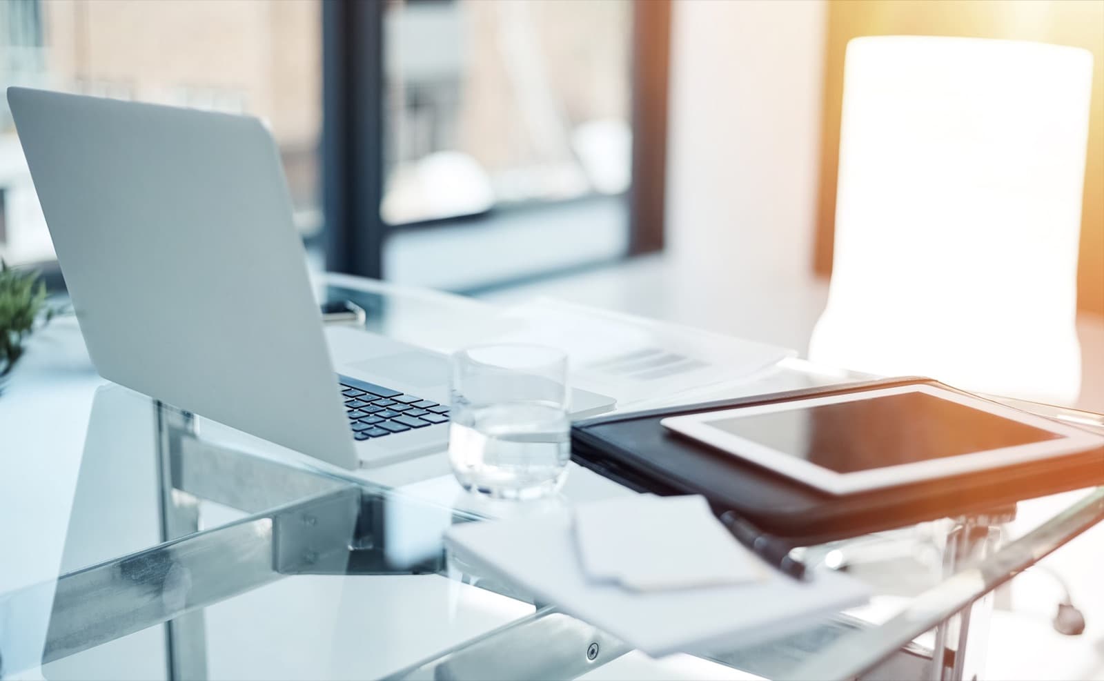 Leerer Büro-Arbeitsplatz mit Laptop und Unterlagen während der Ferienzeit