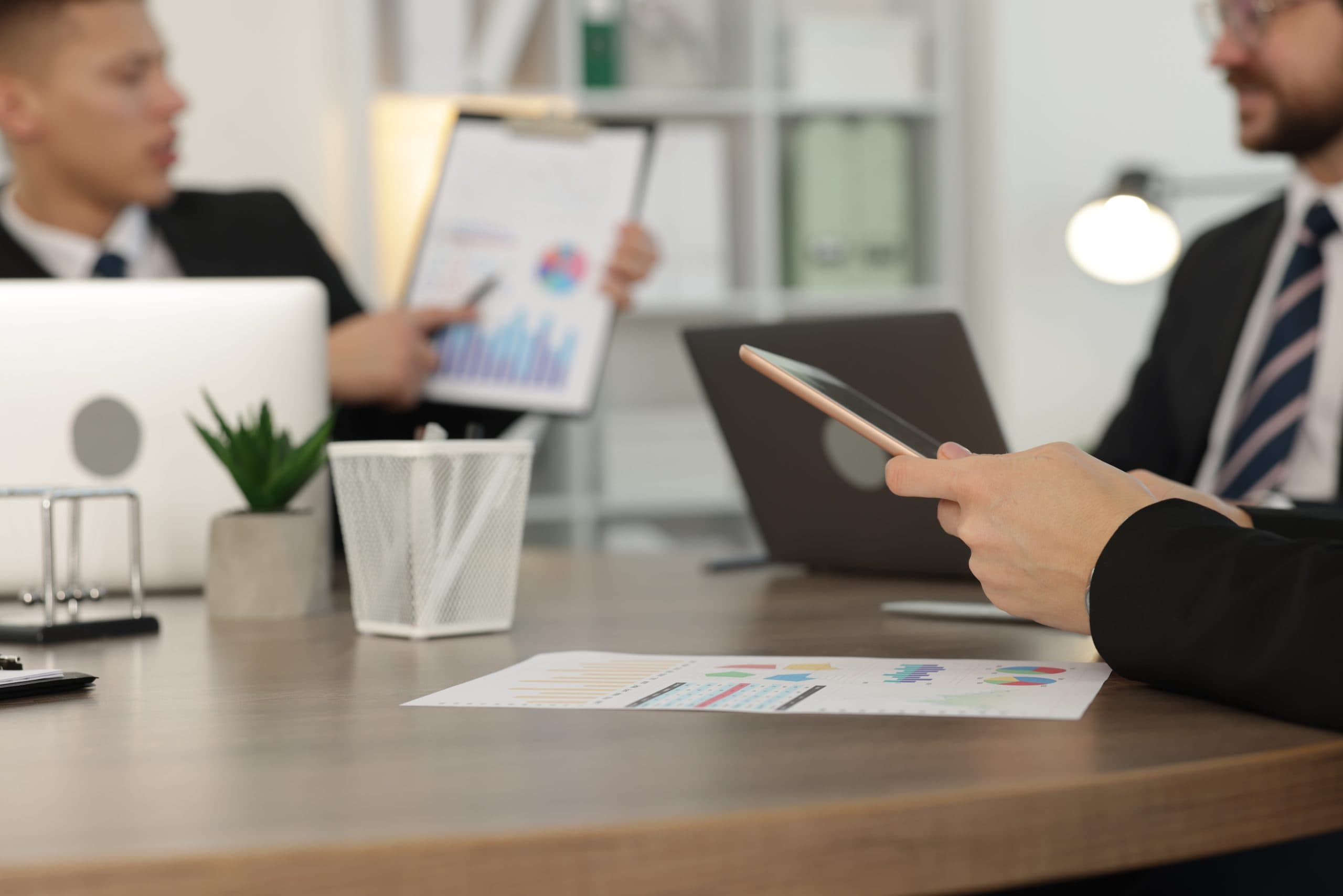 Vertriebsteam im Call-Center arbeitet konzentriert an strukturierten Akquiseprozessen