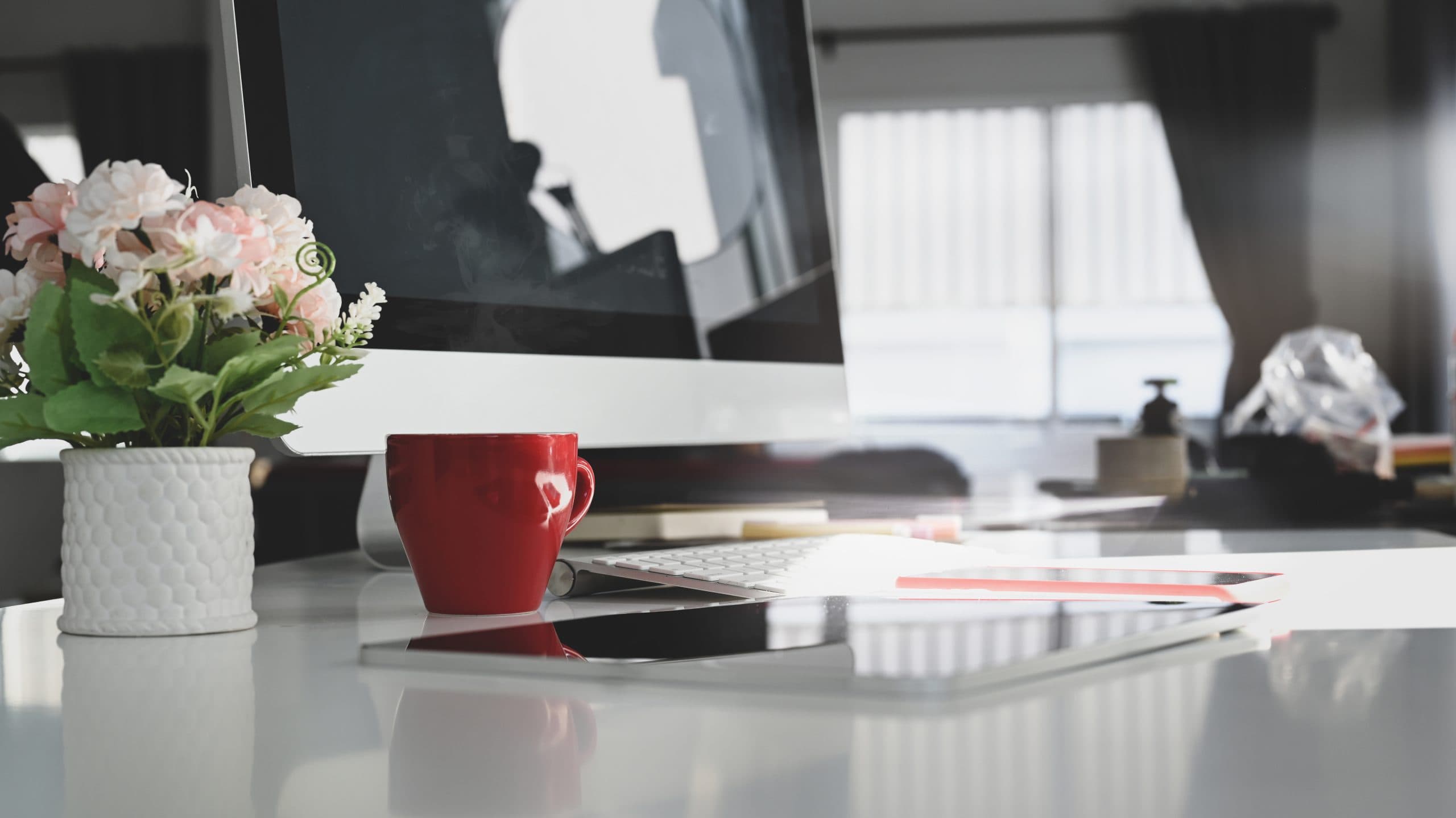 Aufgeräumter Arbeitsplatz mit Computer, symbolisch für fehlendes Follow-up