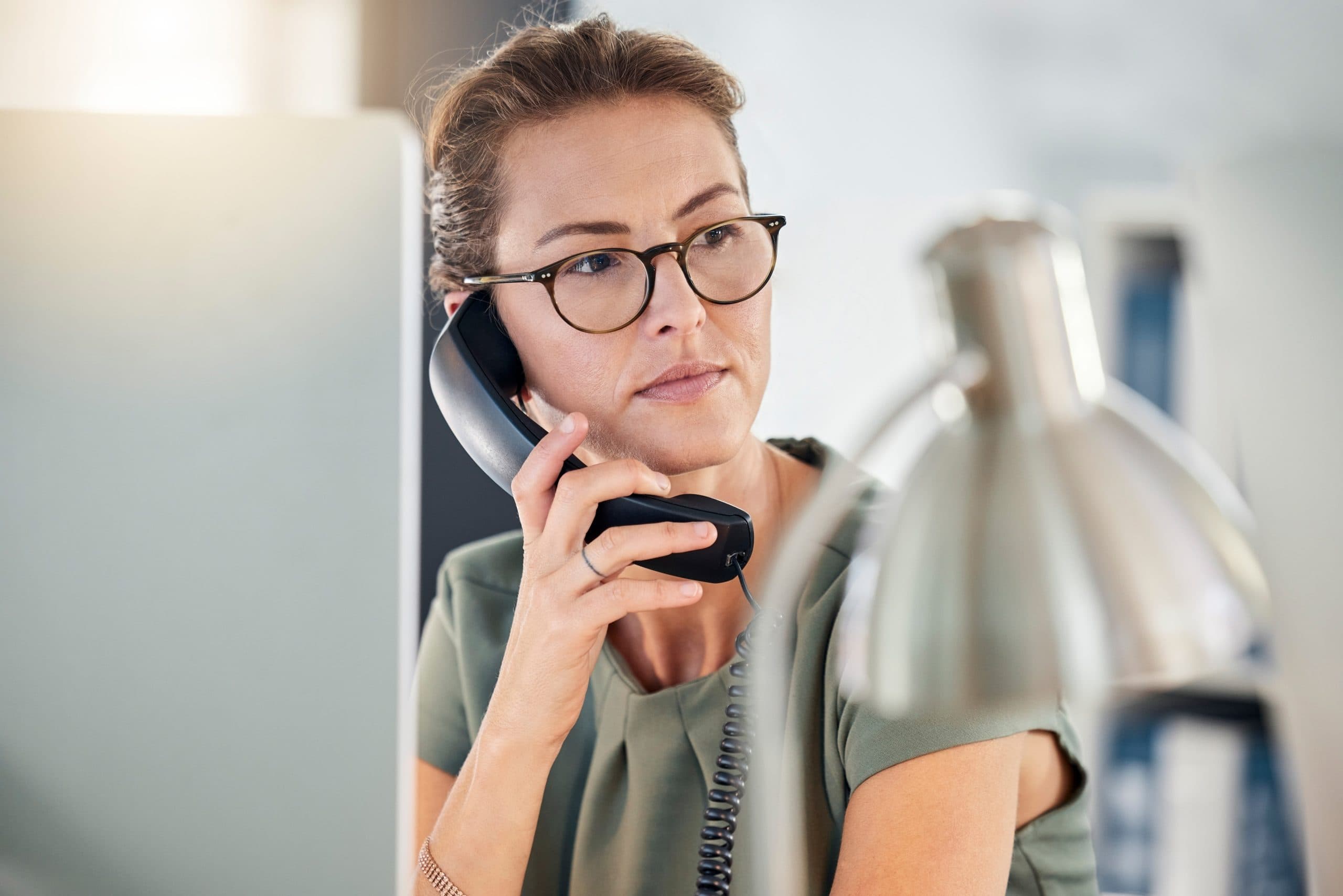 Business Frau im Telefonat
