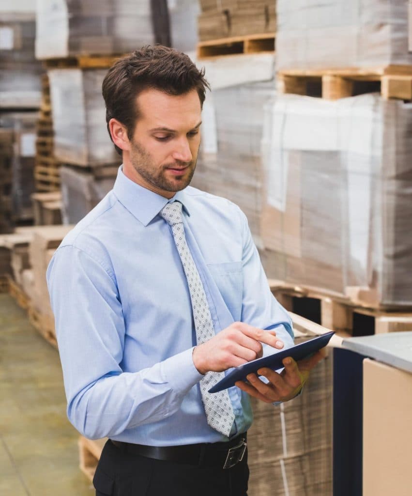 Mann im Handel arbeitet im Lager