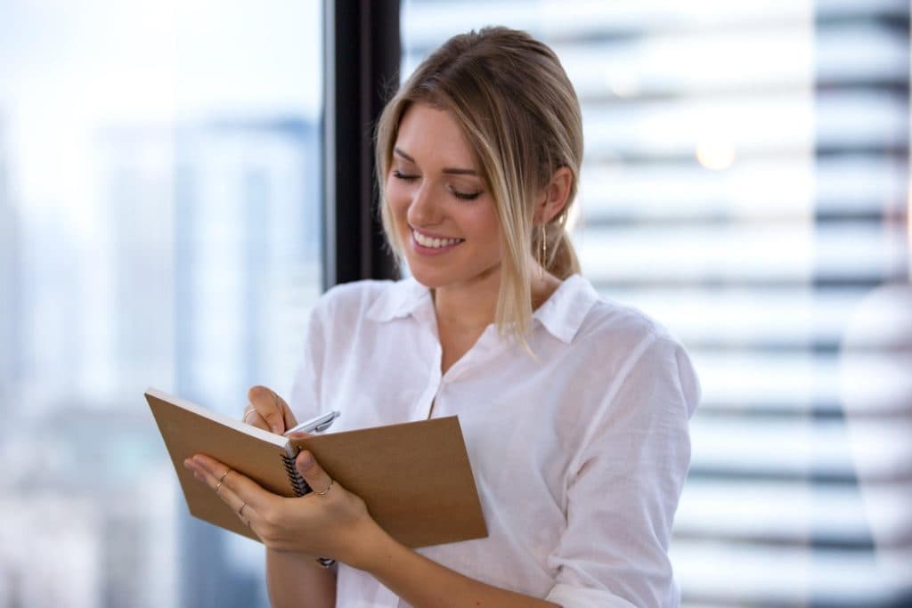 Junge Frau mit einer Checkliste
