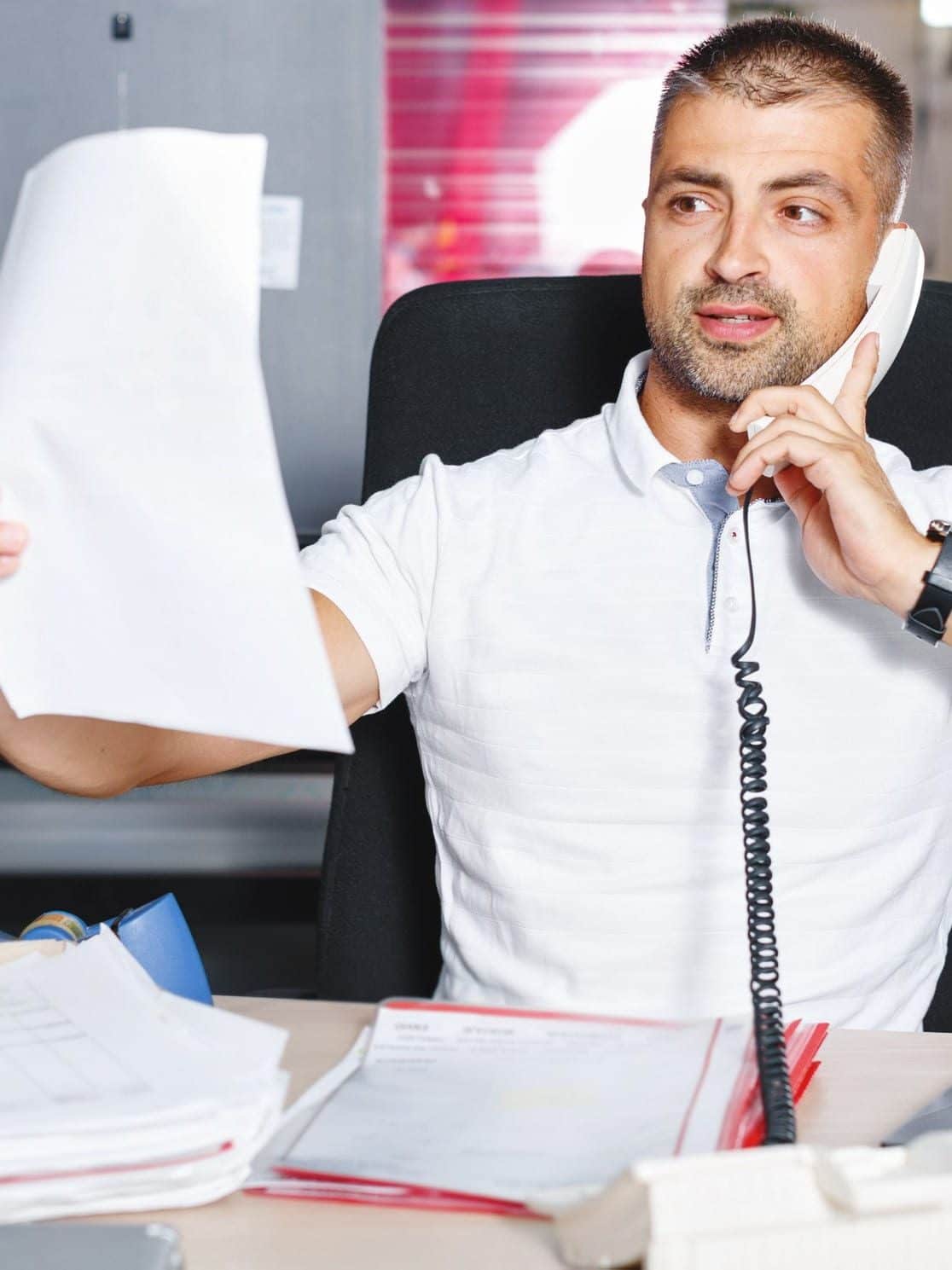 Business Mann hält Papier und telefoniert