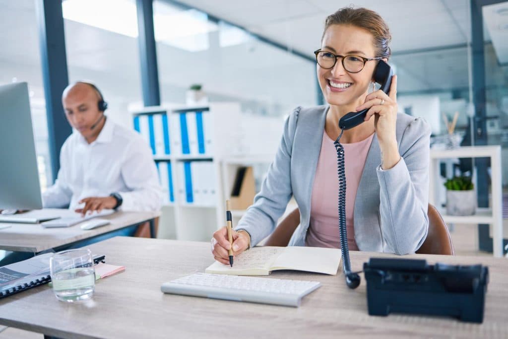 Menschen im Büro telefonieren